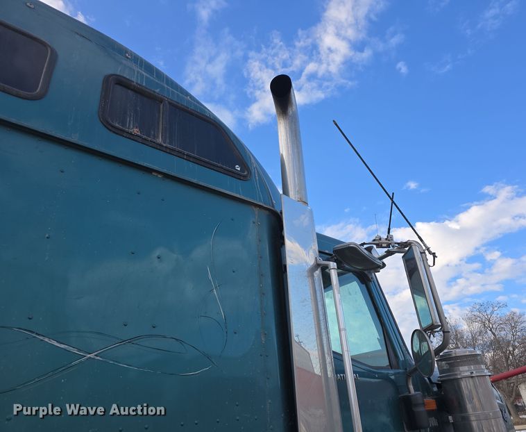 image for item DO7743 2003 International Eagle 9900i semi truck