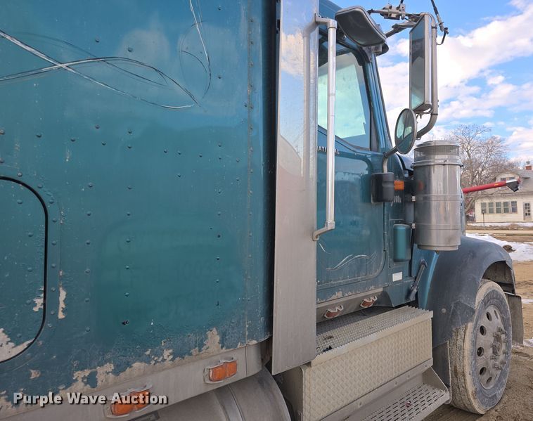 image for item DO7743 2003 International Eagle 9900i semi truck