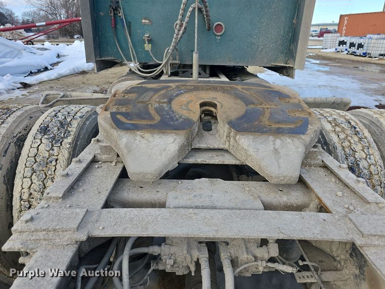 image for item DO7743 2003 International Eagle 9900i semi truck