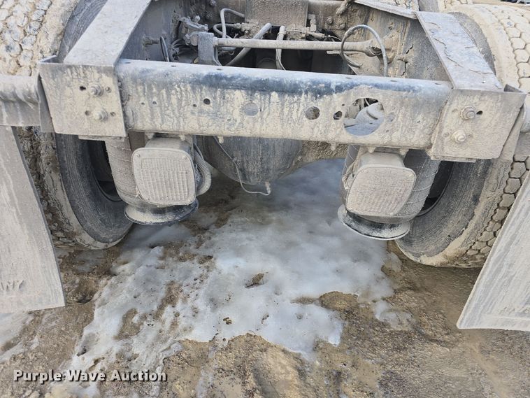 image for item DO7743 2003 International Eagle 9900i semi truck