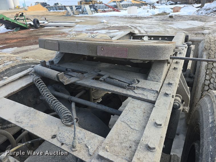 image for item DO7743 2003 International Eagle 9900i semi truck