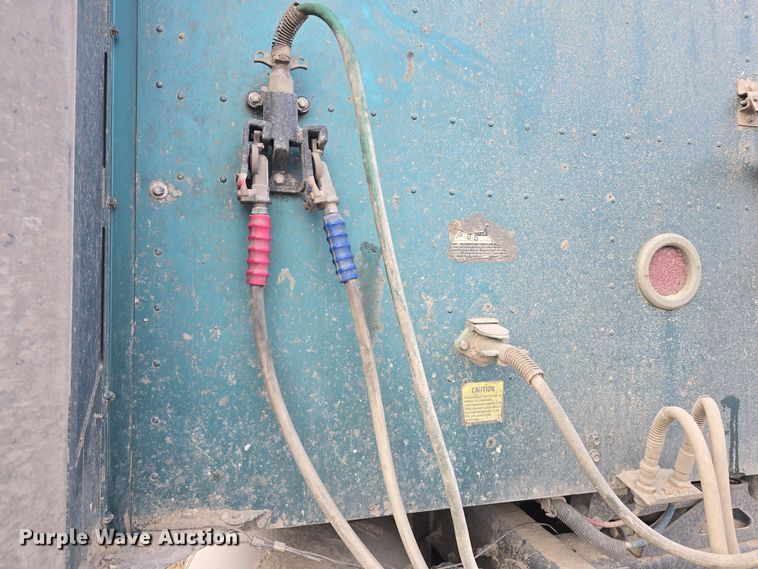 image for item DO7743 2003 International Eagle 9900i semi truck