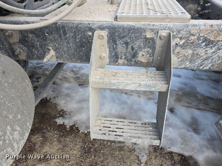 image for item DO7743 2003 International Eagle 9900i semi truck