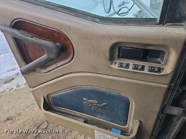 image for item DO7743 2003 International Eagle 9900i semi truck