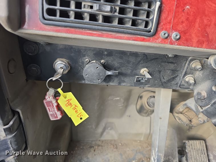 image for item DO7743 2003 International Eagle 9900i semi truck