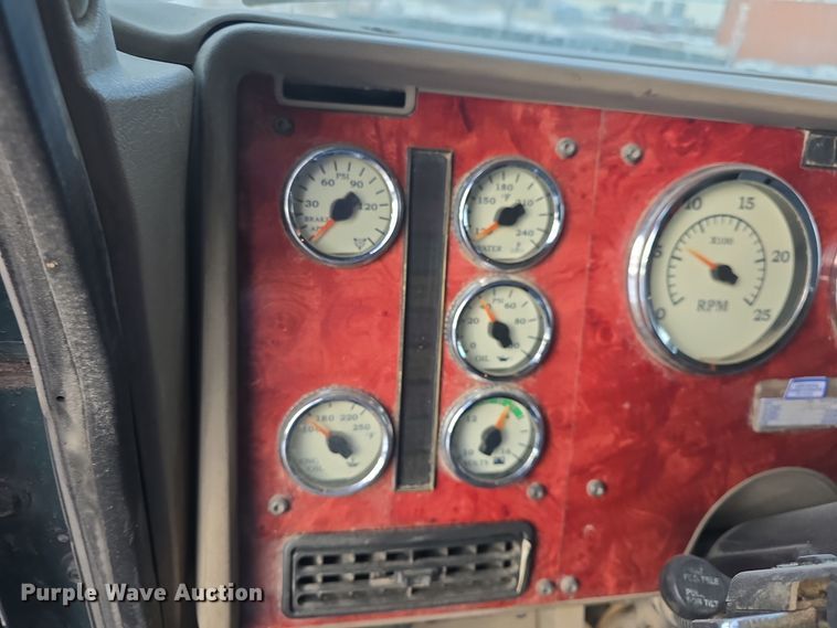 image for item DO7743 2003 International Eagle 9900i semi truck