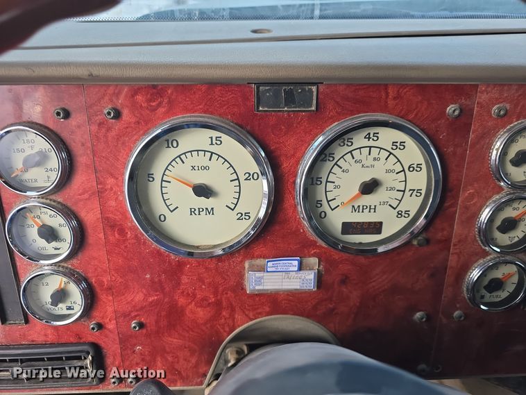 image for item DO7743 2003 International Eagle 9900i semi truck