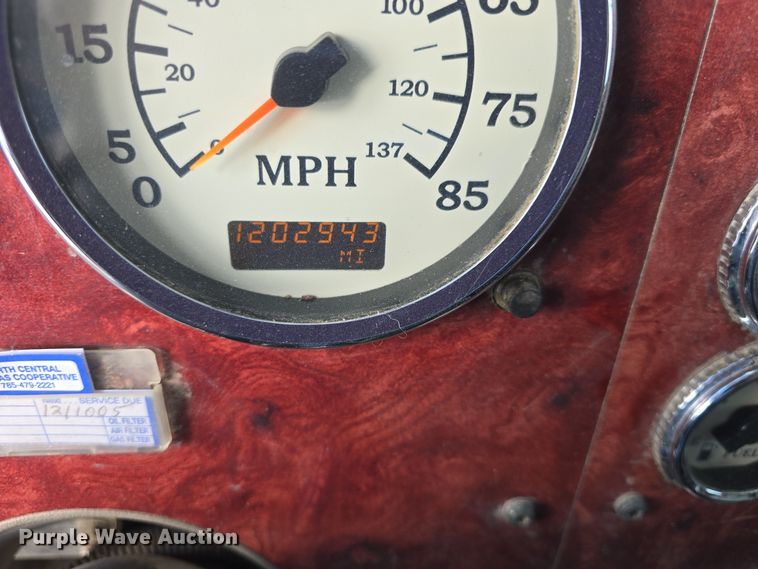 image for item DO7743 2003 International Eagle 9900i semi truck