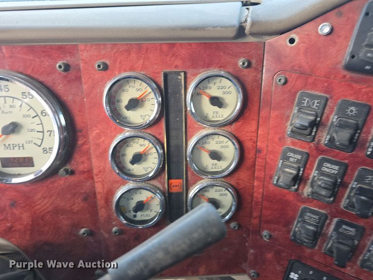 image for item DO7743 2003 International Eagle 9900i semi truck