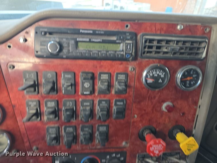 image for item DO7743 2003 International Eagle 9900i semi truck