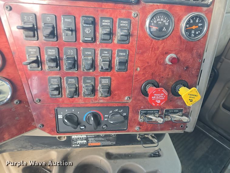 image for item DO7743 2003 International Eagle 9900i semi truck