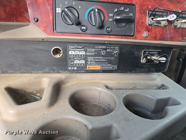 image for item DO7743 2003 International Eagle 9900i semi truck