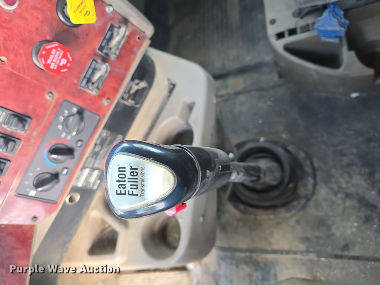 image for item DO7743 2003 International Eagle 9900i semi truck