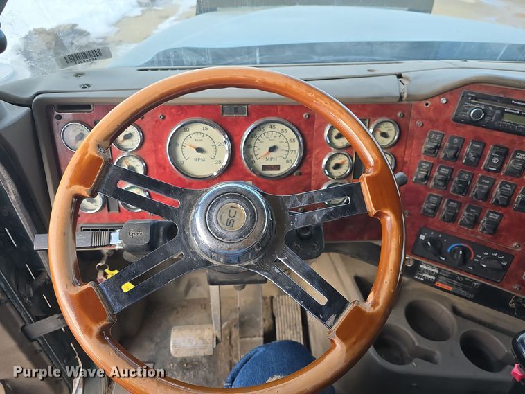 image for item DO7743 2003 International Eagle 9900i semi truck