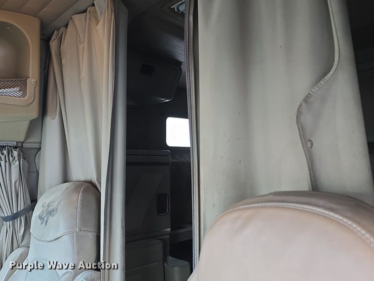 image for item DO7743 2003 International Eagle 9900i semi truck