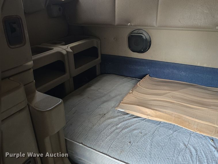 image for item DO7743 2003 International Eagle 9900i semi truck