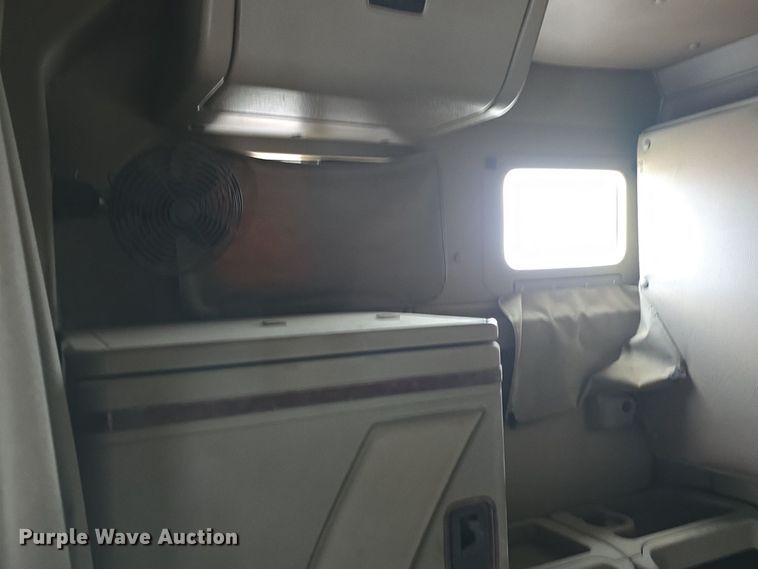 image for item DO7743 2003 International Eagle 9900i semi truck