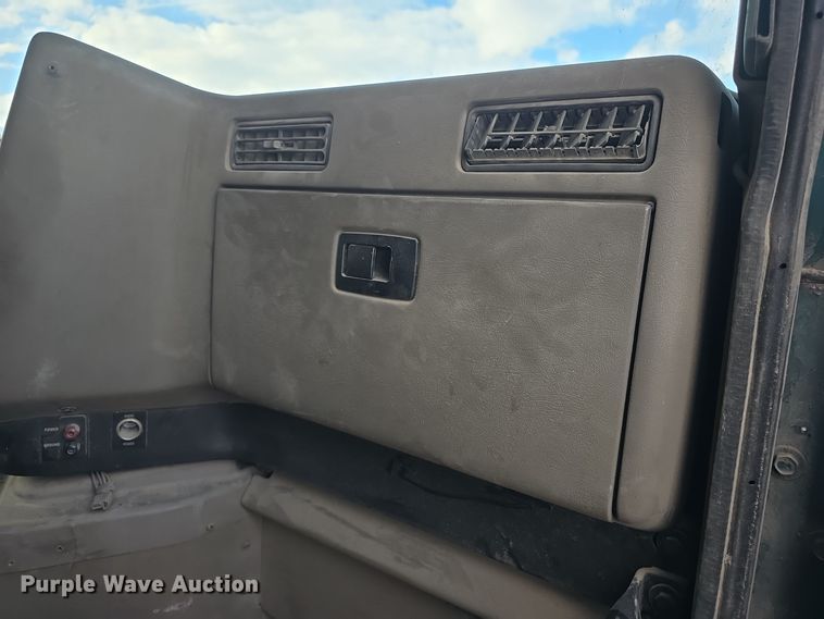 image for item DO7743 2003 International Eagle 9900i semi truck