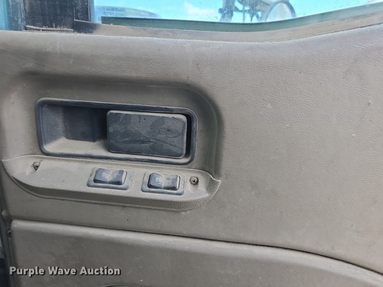 image for item DO7743 2003 International Eagle 9900i semi truck