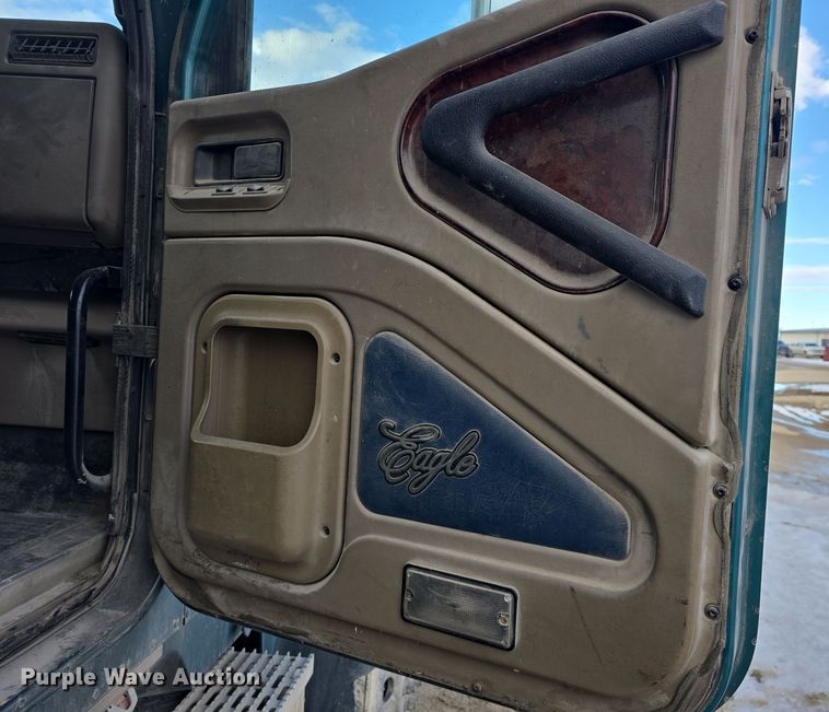 image for item DO7743 2003 International Eagle 9900i semi truck