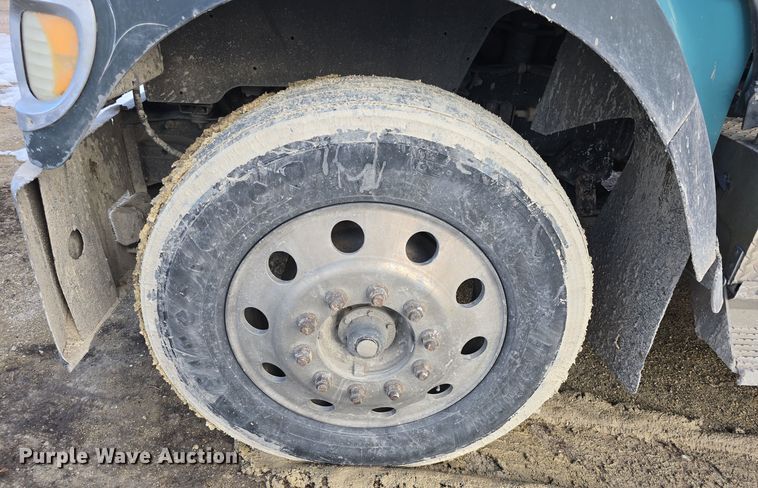 image for item DO7743 2003 International Eagle 9900i semi truck