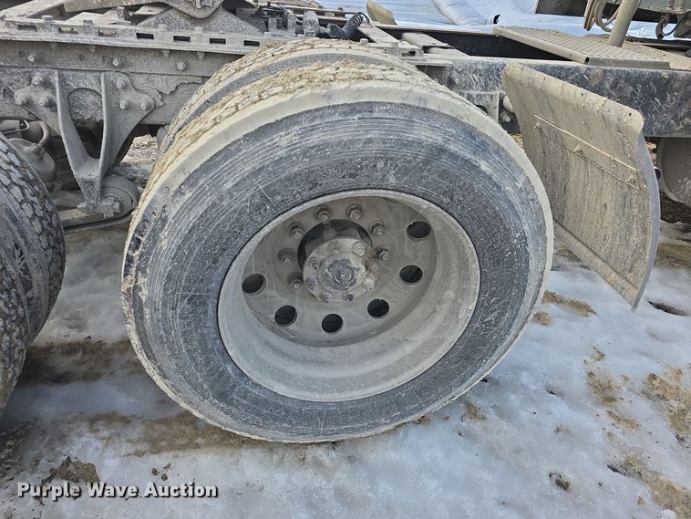 image for item DO7743 2003 International Eagle 9900i semi truck