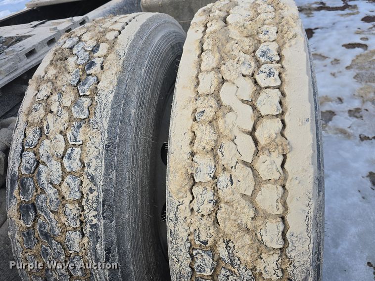 image for item DO7743 2003 International Eagle 9900i semi truck