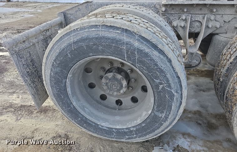 image for item DO7743 2003 International Eagle 9900i semi truck