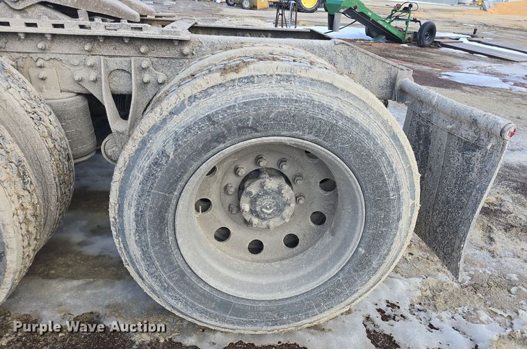 image for item DO7743 2003 International Eagle 9900i semi truck