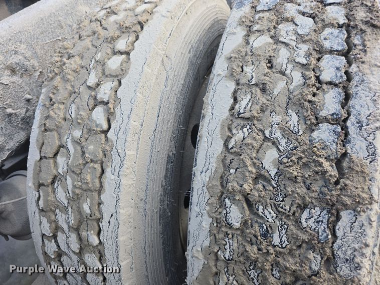 image for item DO7743 2003 International Eagle 9900i semi truck