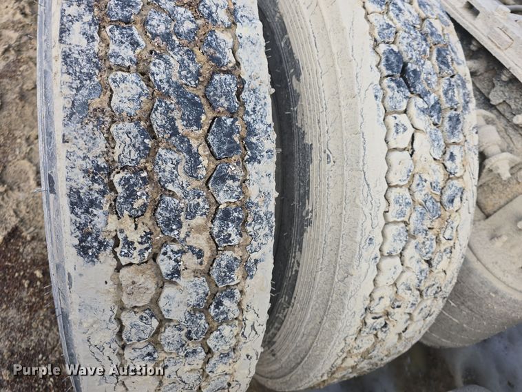 image for item DO7743 2003 International Eagle 9900i semi truck