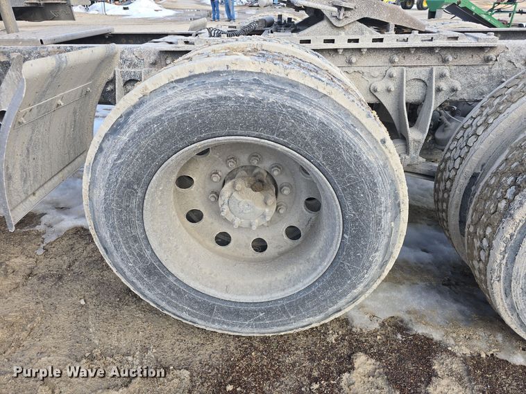 image for item DO7743 2003 International Eagle 9900i semi truck