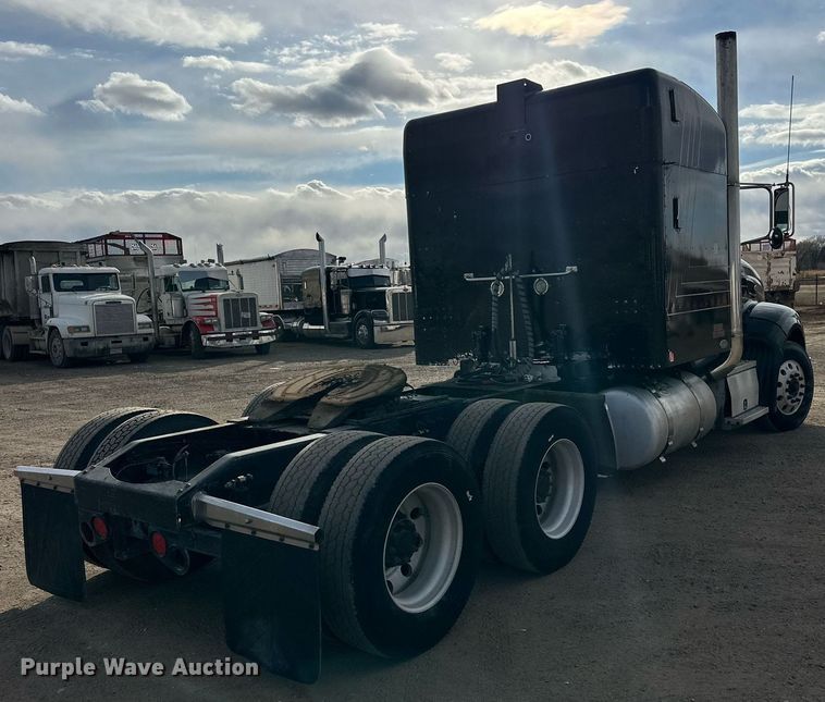 image for item DP6109 2011 Peterbilt 386 semi truck