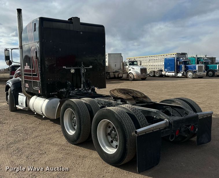 image for item DP6109 2011 Peterbilt 386 semi truck