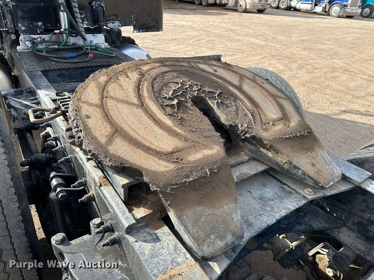 image for item DP6109 2011 Peterbilt 386 semi truck