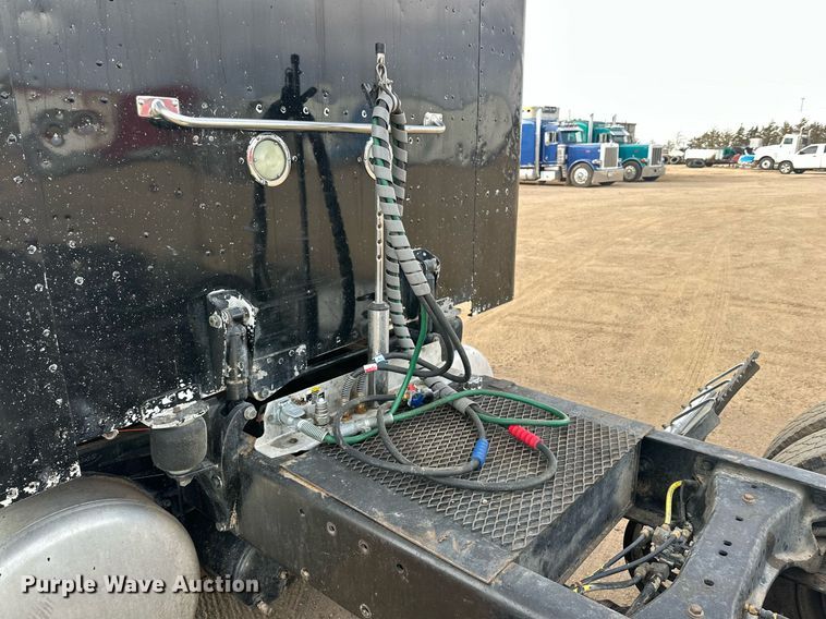 image for item DP6109 2011 Peterbilt 386 semi truck