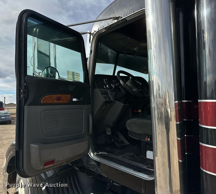 image for item DP6109 2011 Peterbilt 386 semi truck