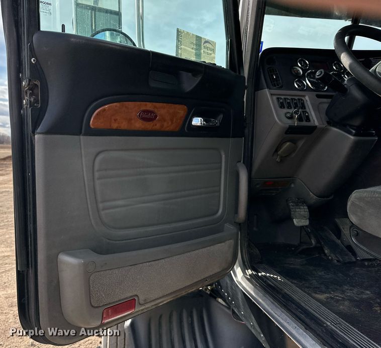 image for item DP6109 2011 Peterbilt 386 semi truck