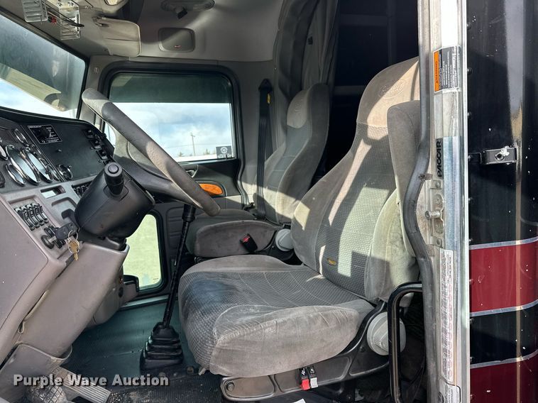 image for item DP6109 2011 Peterbilt 386 semi truck