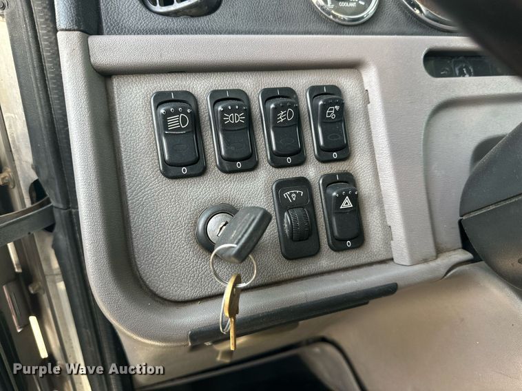 image for item DP6109 2011 Peterbilt 386 semi truck