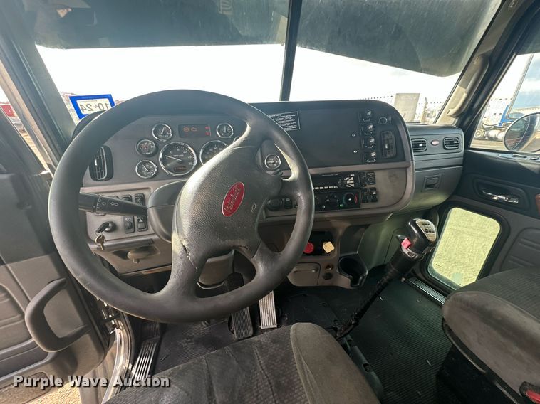 image for item DP6109 2011 Peterbilt 386 semi truck