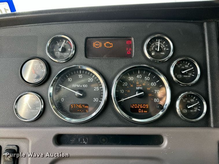 image for item DP6109 2011 Peterbilt 386 semi truck