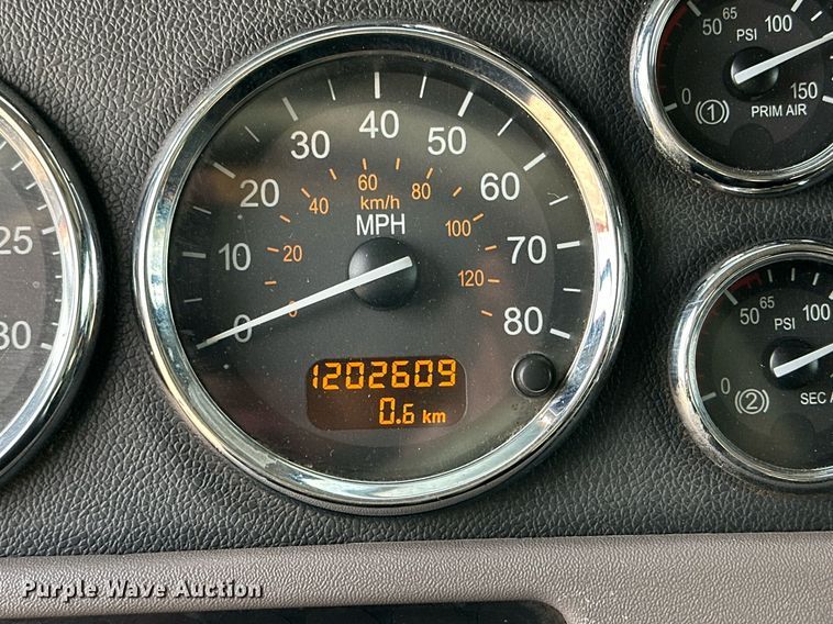 image for item DP6109 2011 Peterbilt 386 semi truck