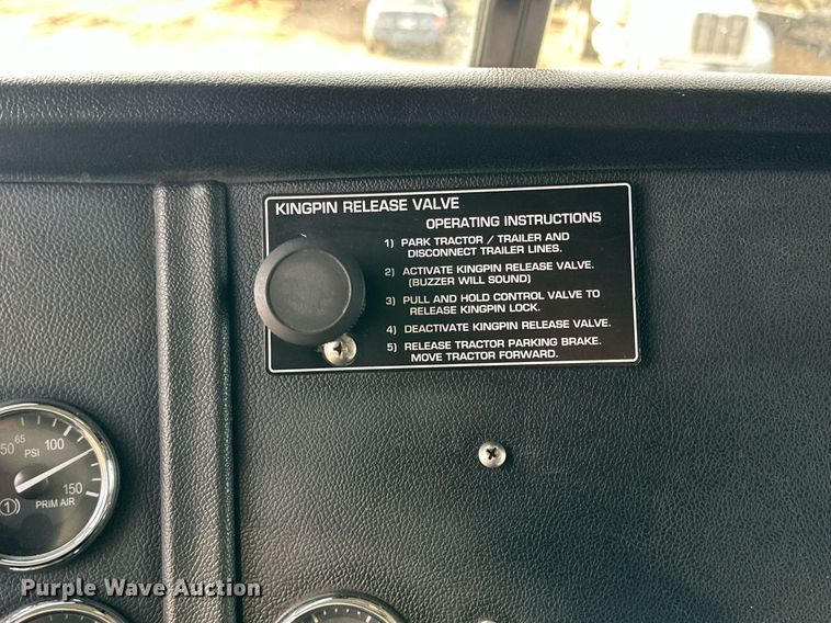 image for item DP6109 2011 Peterbilt 386 semi truck