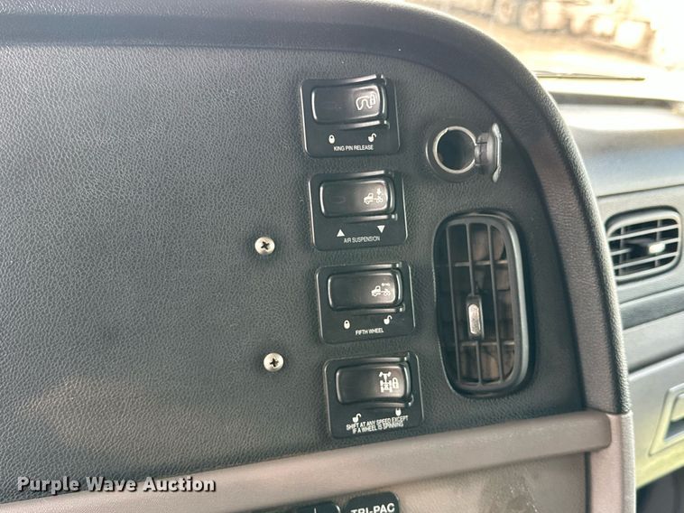 image for item DP6109 2011 Peterbilt 386 semi truck