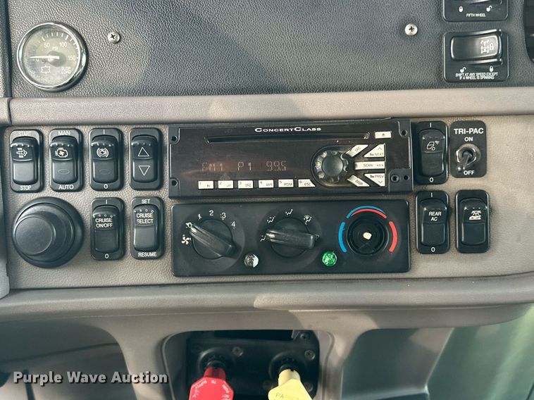 image for item DP6109 2011 Peterbilt 386 semi truck