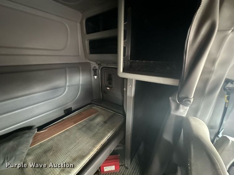 image for item DP6109 2011 Peterbilt 386 semi truck