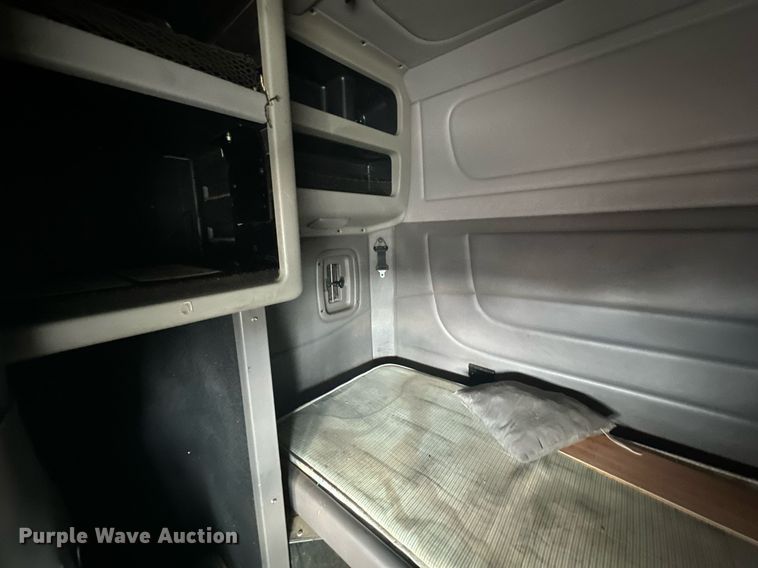 image for item DP6109 2011 Peterbilt 386 semi truck