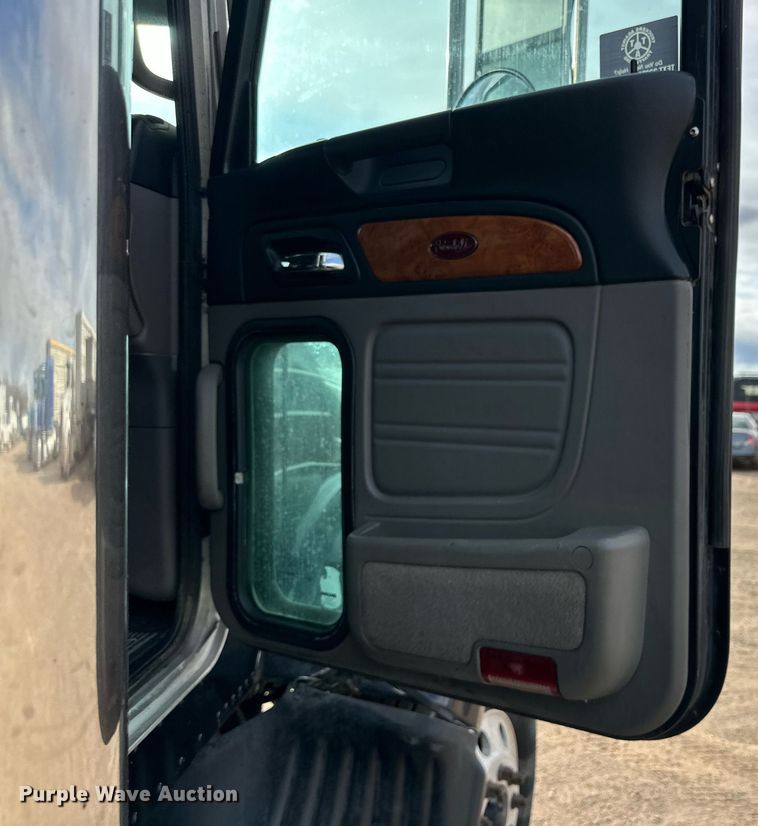 image for item DP6109 2011 Peterbilt 386 semi truck