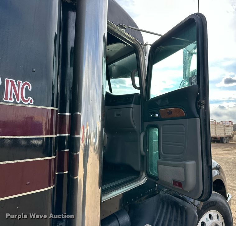 image for item DP6109 2011 Peterbilt 386 semi truck